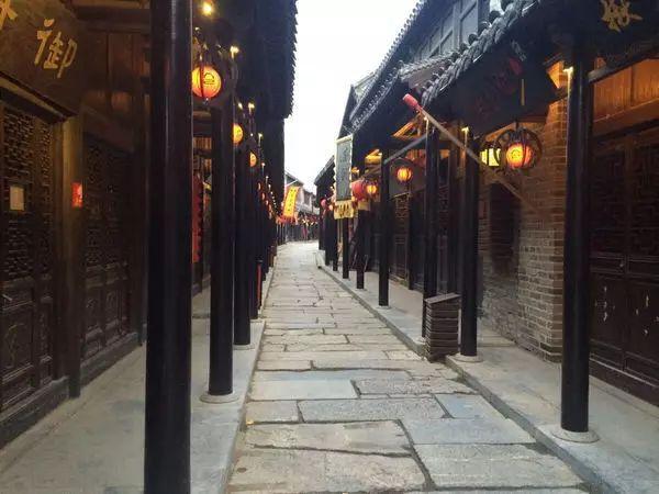 王大陆带新女友沐轩什刹海滑冰，甜蜜互动引热议